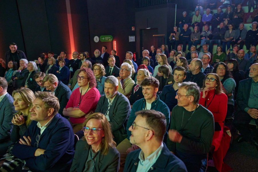 Who will win the Owls? The audience is on the edge of their seats!