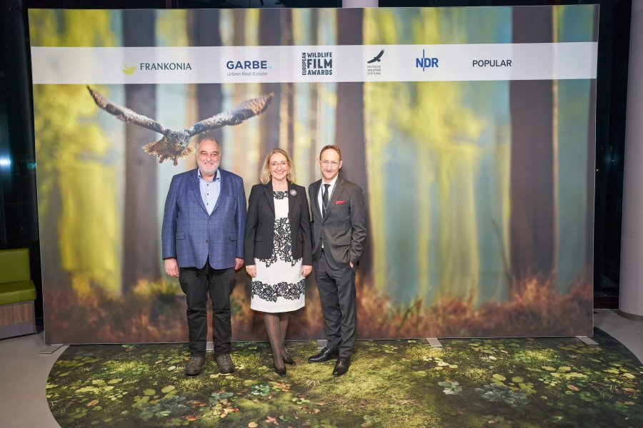 Förderer und Leiterin Spenderbetreuung (v. l. n. r.):  Hans Stökl (BUKEA), Gaby Schürmann (Deutsche Wildtier Stiftung), Markus Neumann (M.M. Warburg & CO Bank)