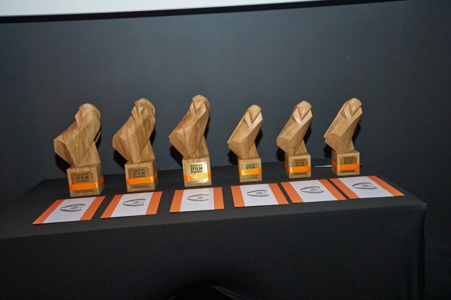 The highly coveted trophies: each owl is unique, handcrafted from oak from northern Germany