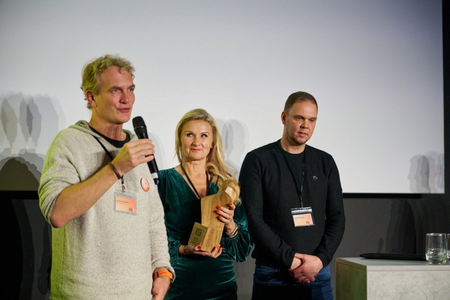 Christian Baumeister, Joanna Hennicke und Alexander Sommer nehmen den Preis der Kategorie „Biodiversität“ entgegen