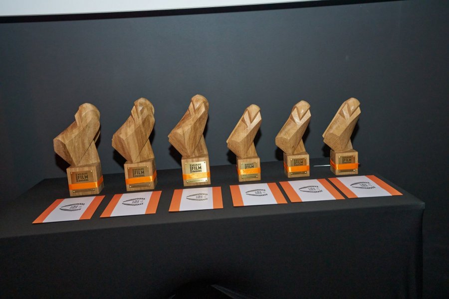 Die heißbegehrten Trophäen: Jede Eule ein Unikat, handgefertigt aus Eichenholz aus Norddeutschland