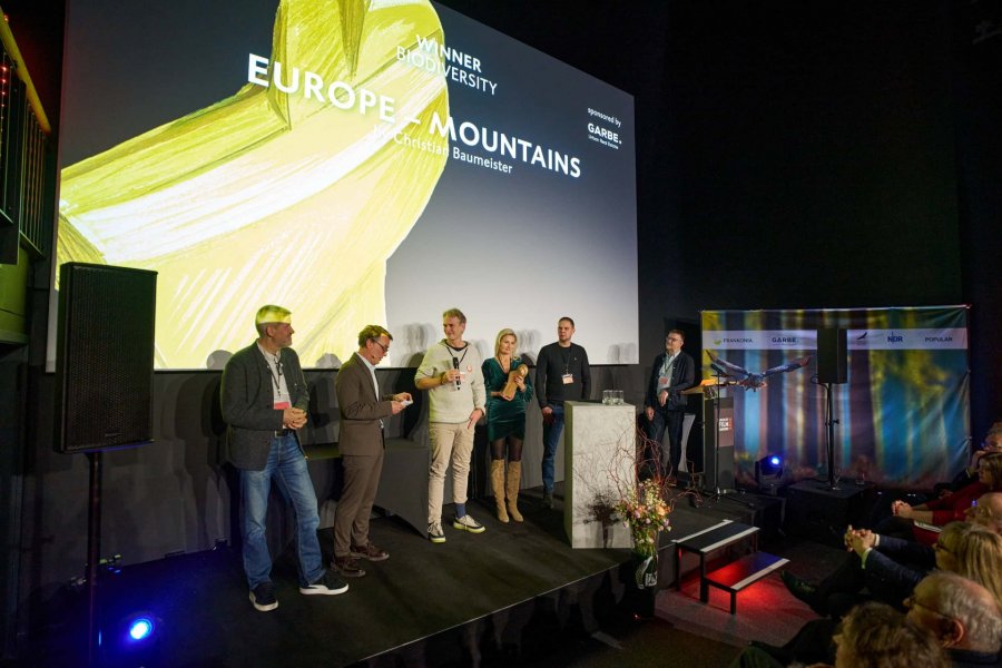 Preisverleihung Kategorie „Biodiversität“ (v. l. n. r.): Tobias Hertwig, Moderator Jens Schröder, Christian Baumeister, Joanna Hennicke, Alexander Sommer, Heiko Rödel (Juror)